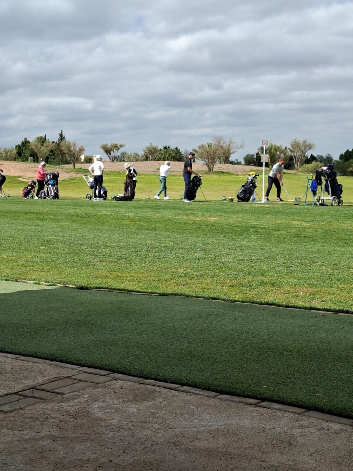 Practice de golf entretenu, golfeurs à l'entraînement