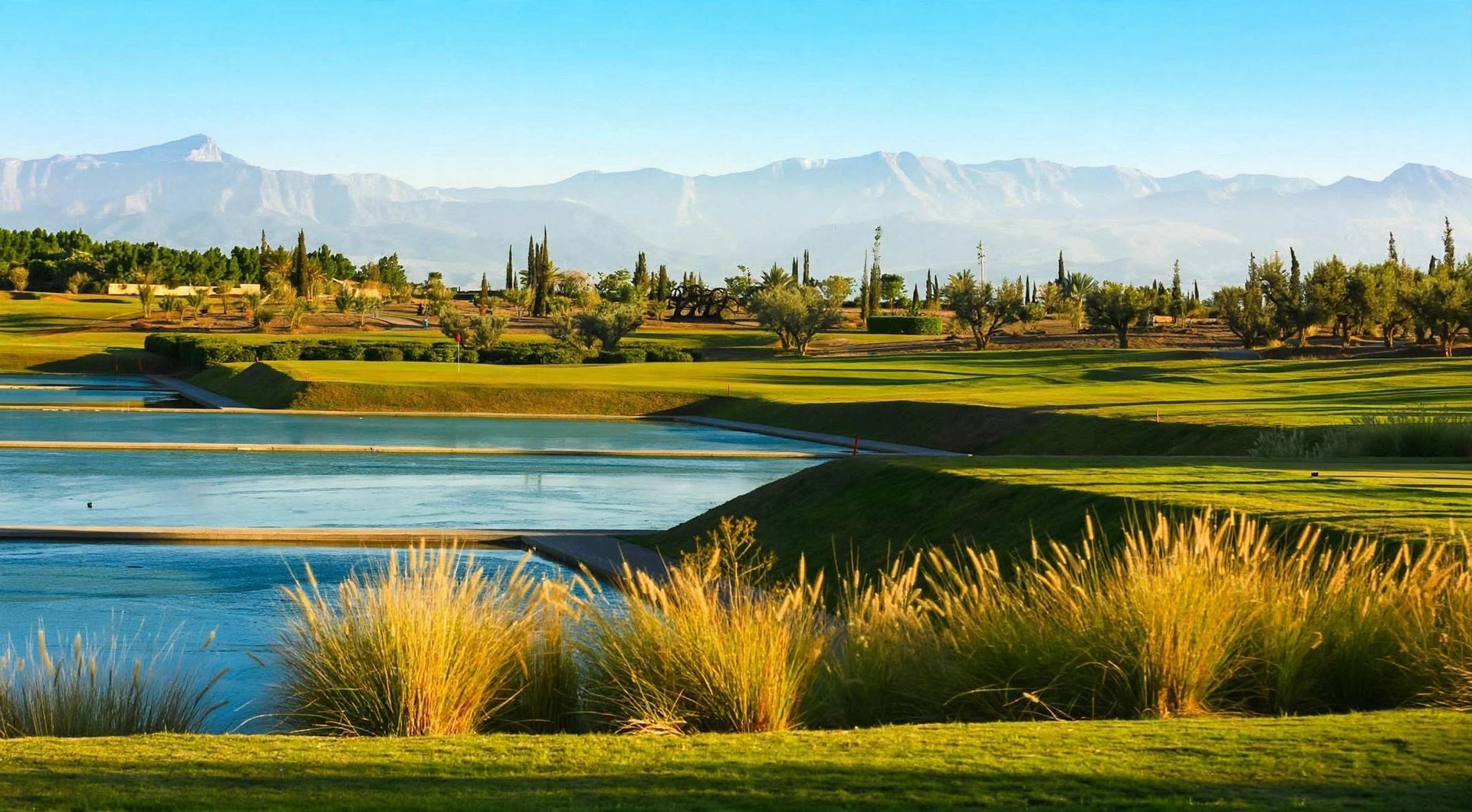 Parcours de golf réalisé au Maroc, face à l'Atlas